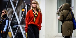 Γυναίκα με κόκκινο πουλόβερ