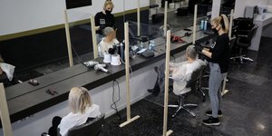 Κόσμος σε κομμωτήριο