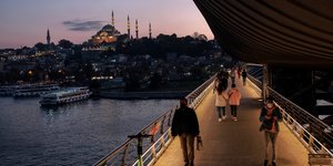 Κόσμος περπατά σε γέφυρα στην Κωνσταντινούπολη