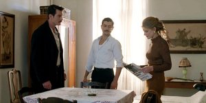 Ο Κωνσταντής (ηθ. Γιάννης Κουκουράκης) στο σπίτι του Τάκη (Αργύρη Πανταζάρα) και της Δρόσως (Δανάη Μιχαλάκη) σε σκηνή από τη σειρά «Άγριες Μέλισσες»