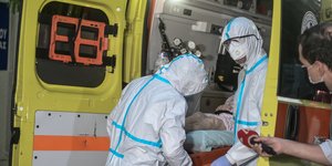 Κορωνοϊός ασθενοφόρο μεταφέρει ηλικιωμένη 