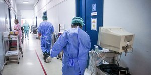 Γιατροί σε νοσοκομείο αναφοράς για τον κορωνοϊό