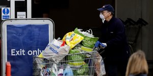 κορωνοϊός Βρετανία σούπερ μάρκετ