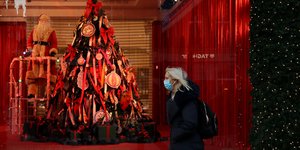 Γυναίκα με μάσκα τα Χριστούγεννα