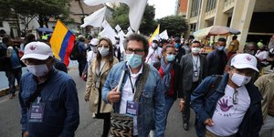 Πολίτες διαδηλώνουν στους δρόμους της Κολομβίας φορώντας μάσκες για τον κορωνοϊό