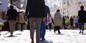 κοσμος περπαταει πλατη 