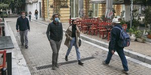 περπατουν σε πεζοδρομο