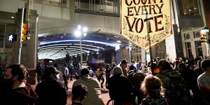 Κόσμος έξω από το συνεδριακό κέντρο στην Φιλαδέλφεια