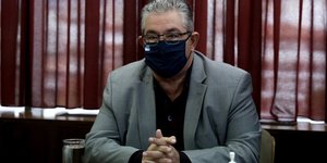 Δημήτρης Κουτσούμπας μπορντό κουρτινα 