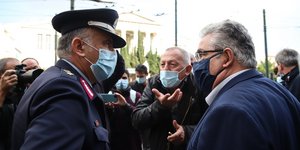 Ο γ.γ. του ΚΚΕ Δημ. Κουτσούμπας την ημέρα του Πολυτεχνείου μιλά με στρατηγό της ΕΛΑΣ