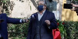 Δημήτρης Κουτσούμπας σε μικρόφωνα