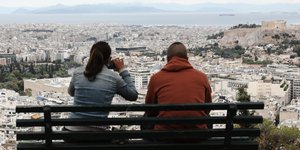 Ζευγάρι στο Λυκαβηττό με θέα την Ακρόπολη και το Σαρωνικό εν μέσω lockdown
