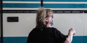Μια γυναίκα μπροστά από ΚΤΕΛ