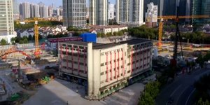 Το κτίριο στη Σαγκάη που περπάτησε μόνο του