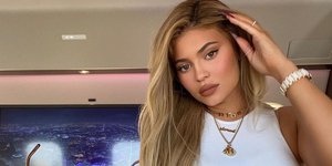 Κάιλι Τζένερ με λευκά ρούχα