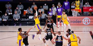 Ο Λεμπρόν σουτάρει απέναντι στους Νάγκετς