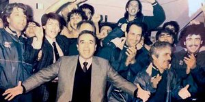 Ο Λεωνίδας Τζιώτης στο κέντρο της φωτογραφίας