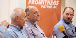 Ο Βαγγέλης Λιόλιος με παράγοντες του Προμηθέα Πατρών