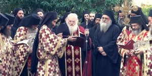 Βατοπέδι: Εκαναν λιτανεία για απαλλαγή από τον κορωνοϊό χωρίς... μάσκες και αποστάσεις