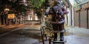 Πρώτο βράδυ αυστηρού lockdown στην Αθήνα, με τον Αι Βασίλη να θυμίζει ότι έρχονται Χριστούγεννα