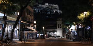 Η οδός Αθηνάς τη νύχτα, με φόντο την Ακρόπολη, εν μέσω lockdown