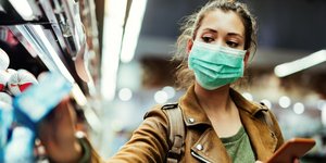Γυναίκα με μάσκα σε σούπερ μάρκετ λόγω κορωνοϊού