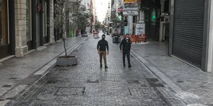 Πολίτες στην άδεια οδό Ερμού