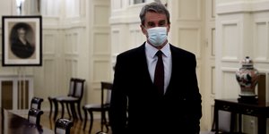 Ο Α. Λοβέρδος με μάσκα