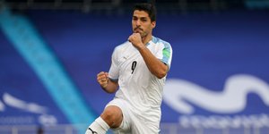 Ο Λουίς Σουάρες πανηγυρίζει με την φανέλα της Ουρουγουάης