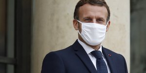 ΜΑΚΡΟΝ ΜΕ ΑΣΠΡΗ ΜΑΣΚΑ