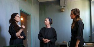 Η Μαίρη βρίσκει το αντικλείδι της Ελένης και την εκβιάζει στις «Άγριες Μέλισσες»