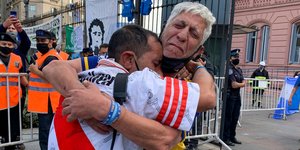 Οι «άσπονδοι» εχθροί ενώθηκαν στη σκιά του Ντιέγκο Μαραντόνα