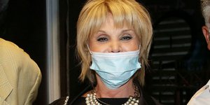 Η Μαρία Ιωαννίδου με μάσκα