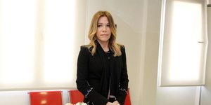 Η Μαριάννα Λάτση με σακάκι και λουλούδια