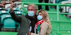 Ζευγάρι με μάσκες στο γήπεδο στη Σουηδία