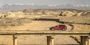 Το τετρακίνητο Mazda CX-30 διασχίζει το Καζακστάν