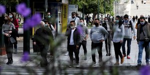 στο πεζοδρομιο με μασκες