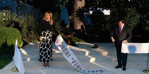μελανια κοβει κορδελα