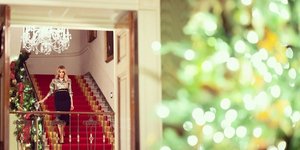 Η Μελάνια Τραμπ στον στολισμένο για τα Χριστούγεννα Λευκό Οίκο