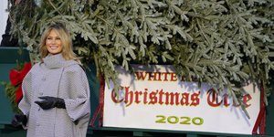 Η Μελάνια Τραμπ υποδέχτηκε το χριστουγεννιάτικο δέντρο του Λευκού Οίκου