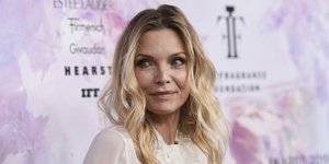 Η Μισέλ Φαίφερ με λευκό πουκάμισο