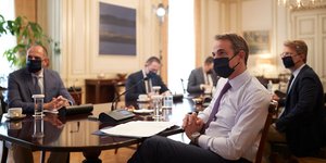 Τηλεδιάσκεψη υπουργικού συμβουλίου με Μητσοτάκη και Γεραπετρίτη