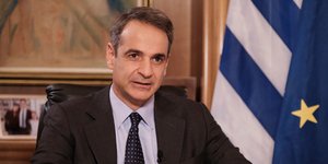 Μητσοτάκης στο γραφείο του 