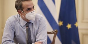 μητσοτακης κοιταζει πλαγια