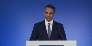 Κυριάκος Μητσοτάκης μπλε φοντο