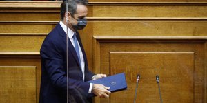 Κυριάκος Μητσοτάκης προφιλ πισω απο τζαμι