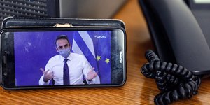 Μητσοτάκης σε οθόνη κινητού