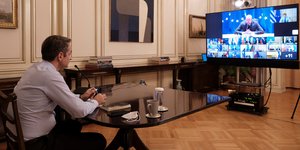 Ο Κυριάκος Μητσοτάκης στην τηλεδιάσκεψη με τους «27» της ΕΕ