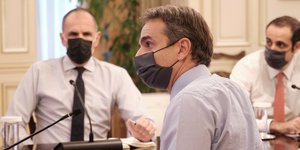 Ο Κυριάκος Μητσοτάκης σε τηλεδιάσκεψη με πρυτάνεις ΑΕΙ -Πίσω οι Γ. Γεραπετρίτης, Γρ. Δημητριάδης