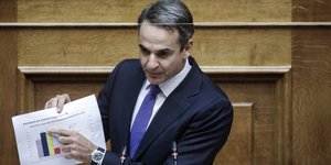 Ο Κυριάκος Μητσοτάκης ενημερώνει την Βουλή για τον κορωνοϊό δείχνοντας γράφημα